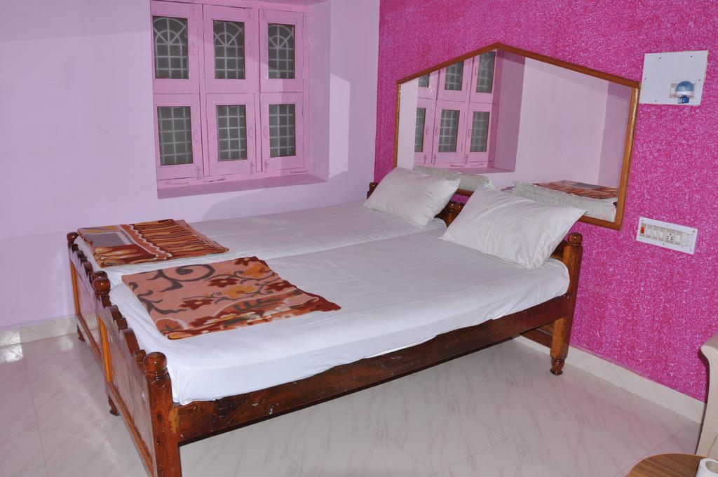 Thilak Home Stay Хампи Экстерьер фото